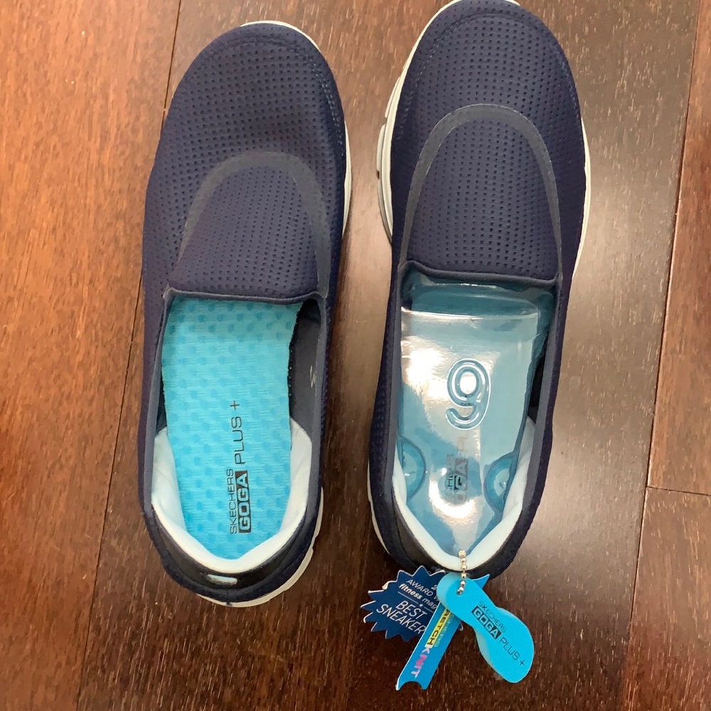 Sketchers go walk slip on